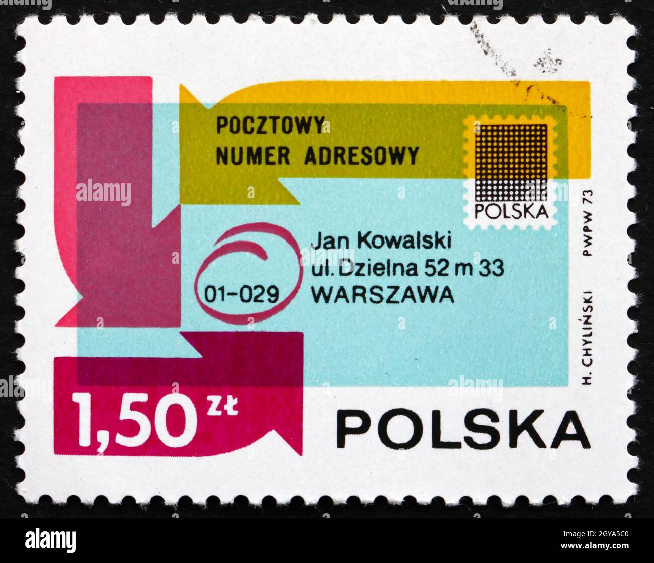 POLEN - UM 1954: Eine in Polen gedruckte Briefmarke zeigt einen Briefumschlag mit der Postleitzahl, Einführung des Postleitsystem in Polen, um 1954 Stockfoto