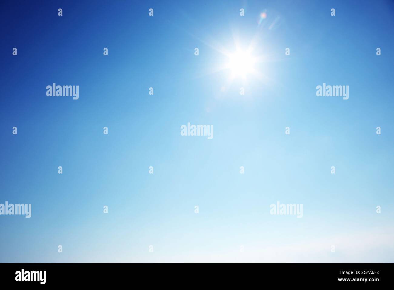 Wolkenloses Panorama an einem sonnigen Tag. Stockfoto