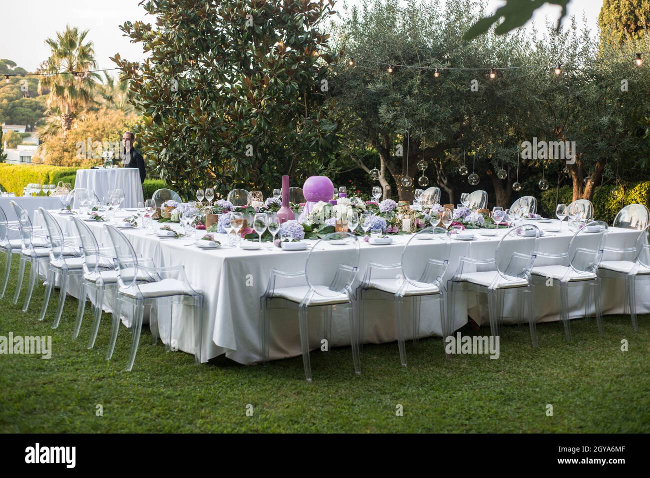 Sommerhochzeit-Banketttisch im Freien Stockfoto