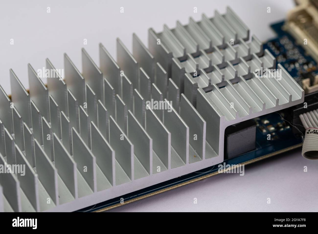 Kühlkörper einer Elektronikplatine auf einer weißen Oberfläche Stockfoto