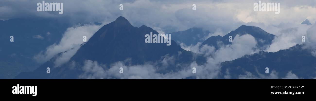 Umrisse des Stanserhorns und anderer Berge in der Zentralschweiz. Stockfoto
