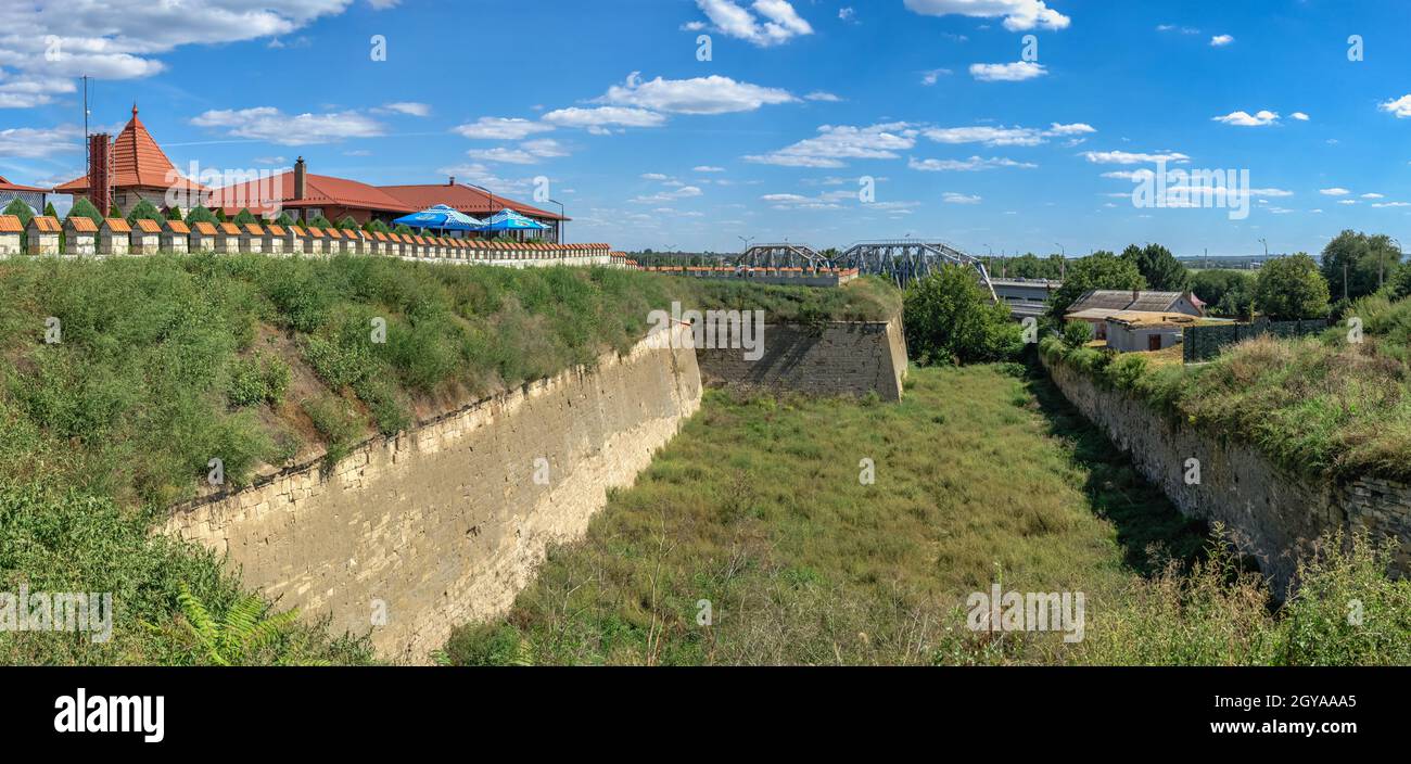 Bender, Moldawien 06.09.2021. Schacht und Graben der Festung Tighina in Bender, Transnistria oder Moldawien, an einem sonnigen Sommertag Stockfoto