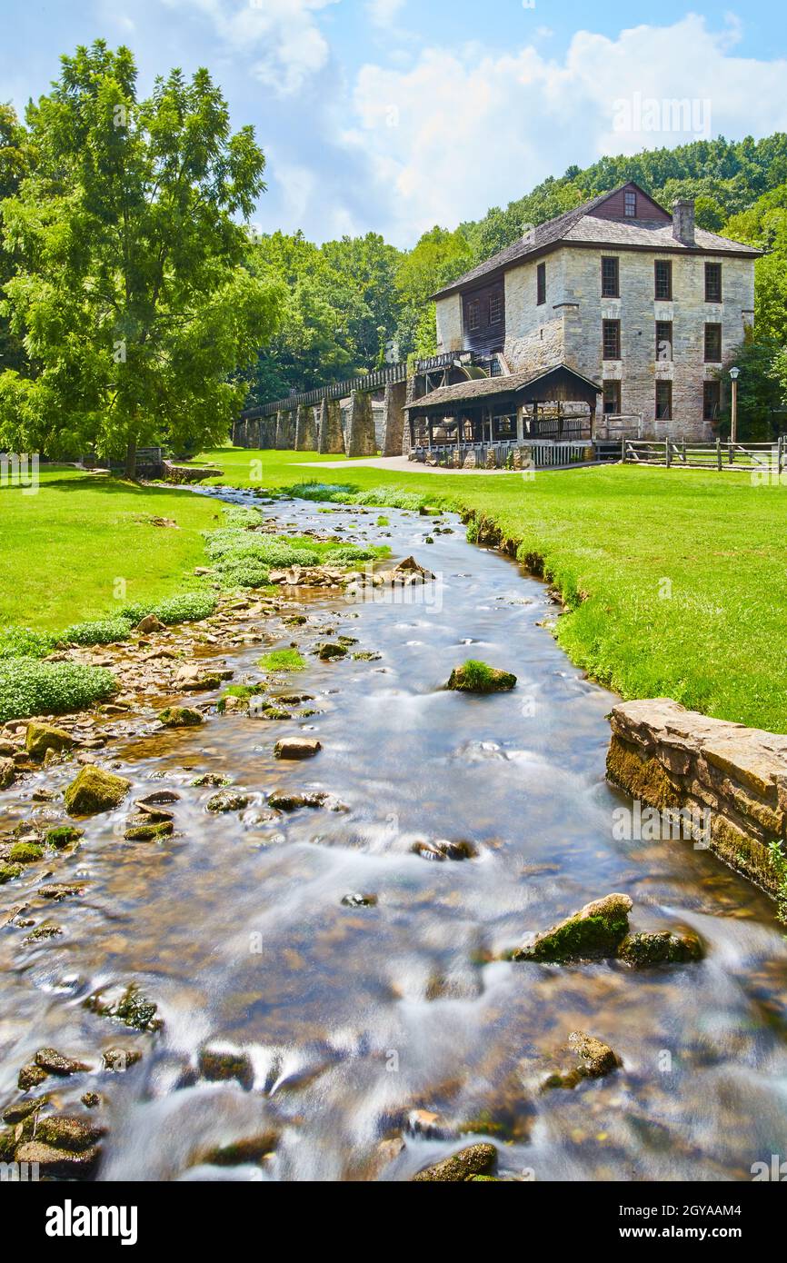 Alte Steinmühle mit kleinem Bach Stockfoto