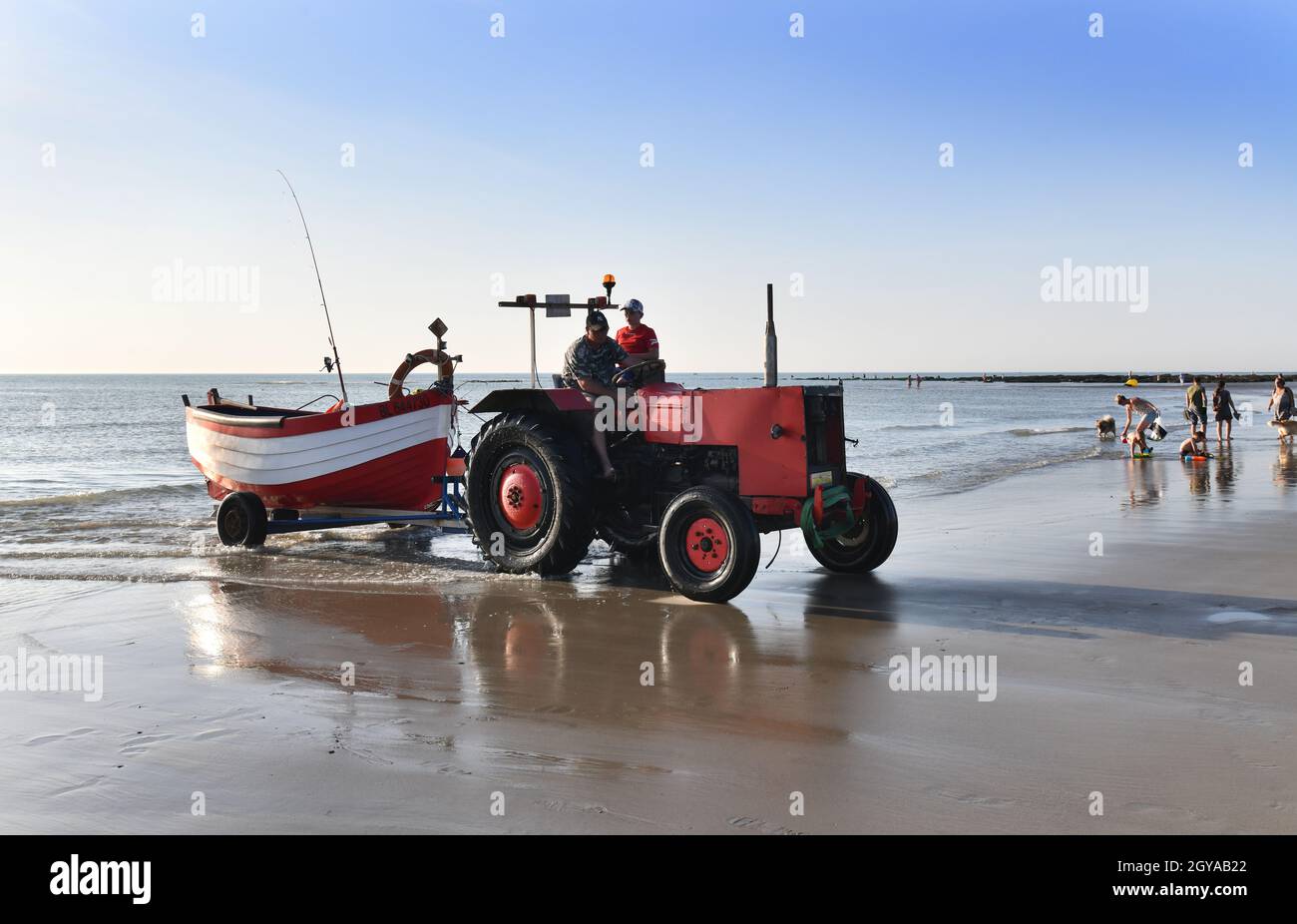 Ambleteuse Strand Cote d'Opale Nordfrankreich Fischer und Junge Schlepper zum Meer Stockfoto