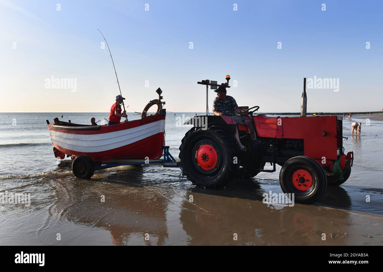 Ambleteuse Strand Cote d'Opale Nordfrankreich Fischer und Junge Schlepper zum Meer Stockfoto