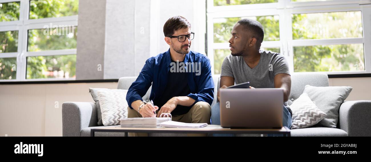 Glücklich Homosexuell Paar Tun Steuern Und Einkommensplanung Mit Rechner Stockfoto