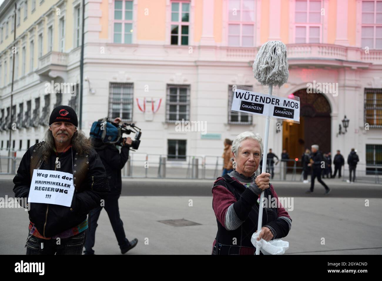 Wien, Österreich. Oktober 2021. Anti-Sebastian kurz-Demonstration in Wien. Thema: Korruption in der ÖVP (Neue Österreichische Volkspartei). Tafel mit der Aufschrift 'Weg mit der kriminellen Regierung und dem wütenden Mob'. Quelle: Franz Perc / Alamy Live News Stockfoto