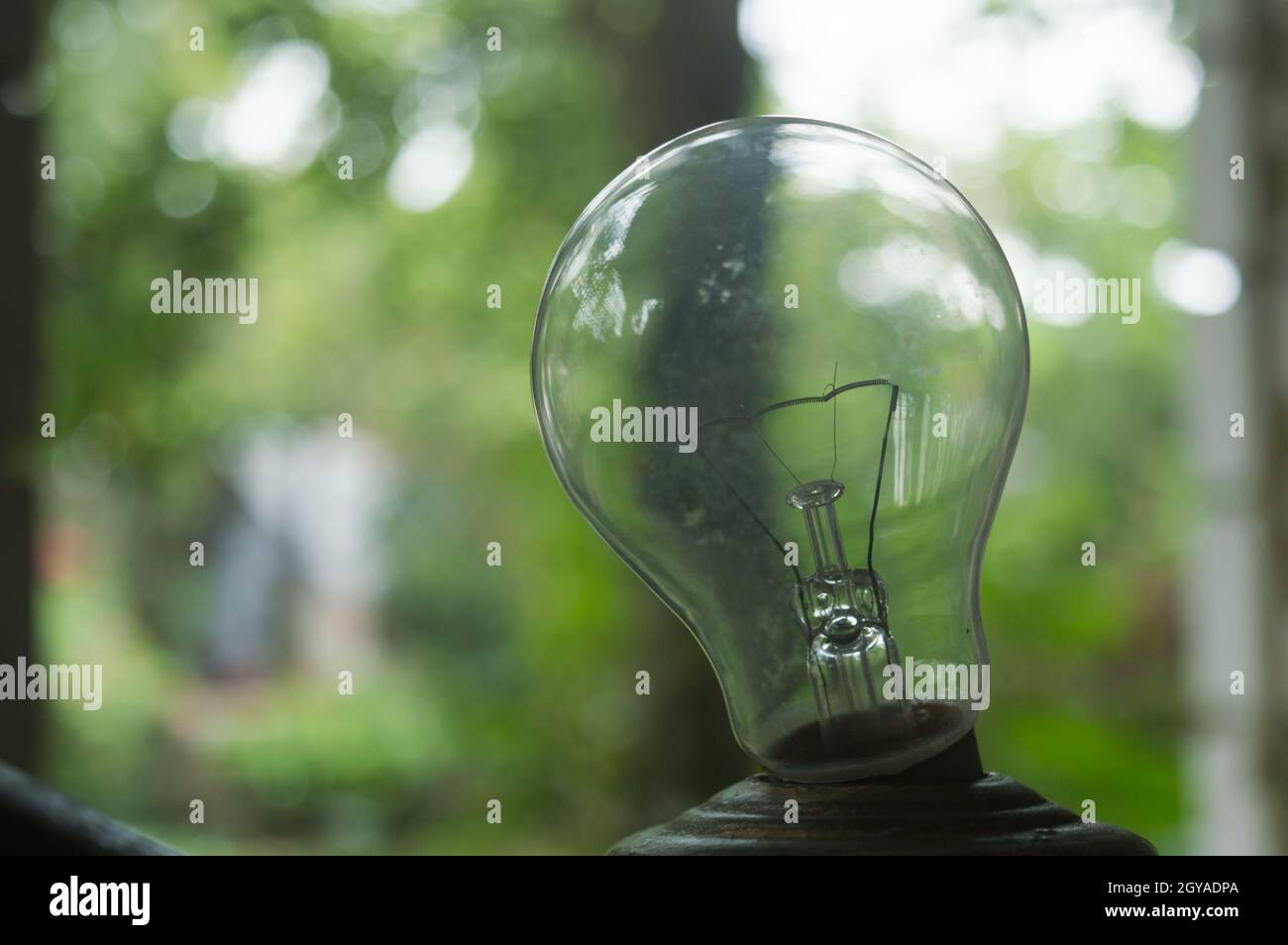 Nahaufnahme Glühfaden von älteren Stil Glühbirne klar Licht isoliert vom Hintergrund. Stockfoto