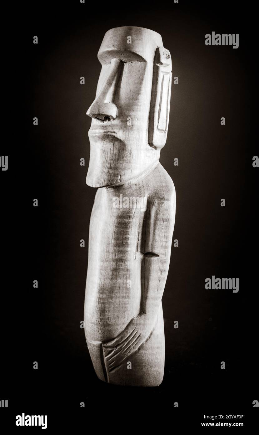 Traditionelle Holzstatue eines Moai von der Osterinsel. Schwarz und Weiß. Stockfoto