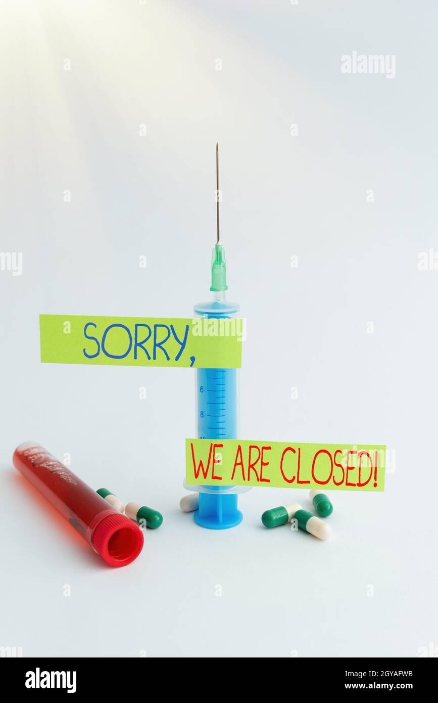 Text zeigt Inspiration Leider sind wir geschlossen, konzeptuelles Foto entschuldigt sich dafür, dass wir das Geschäft für bestimmte Zeit geschlossen haben und wichtige medizinische Hinweise verfasst haben Stockfoto
