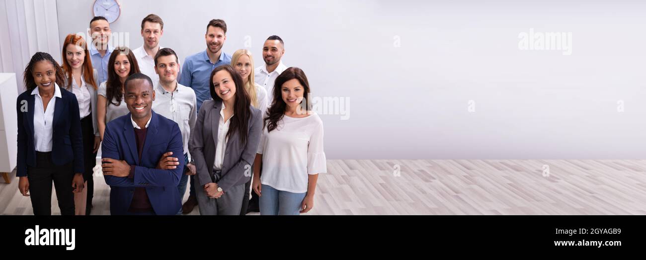 Glückliche Gruppe Von Geschäftsleuten, Die Im Büro Stehen Stockfoto