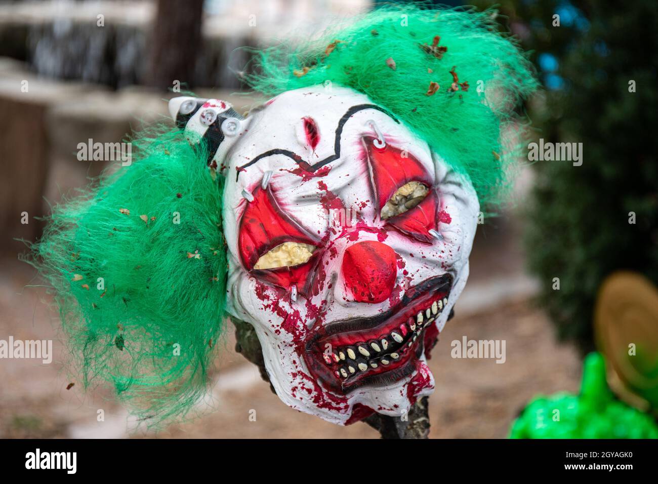 Halloween Deko: Gruseliger Clownkopf auf Stange Stockfoto