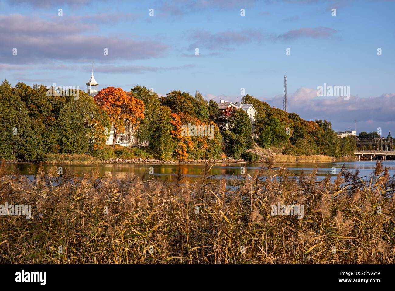 Töölönlahti Bay und Linnunlaulu in Herbstfarben in Helsinki, Finnland Stockfoto
