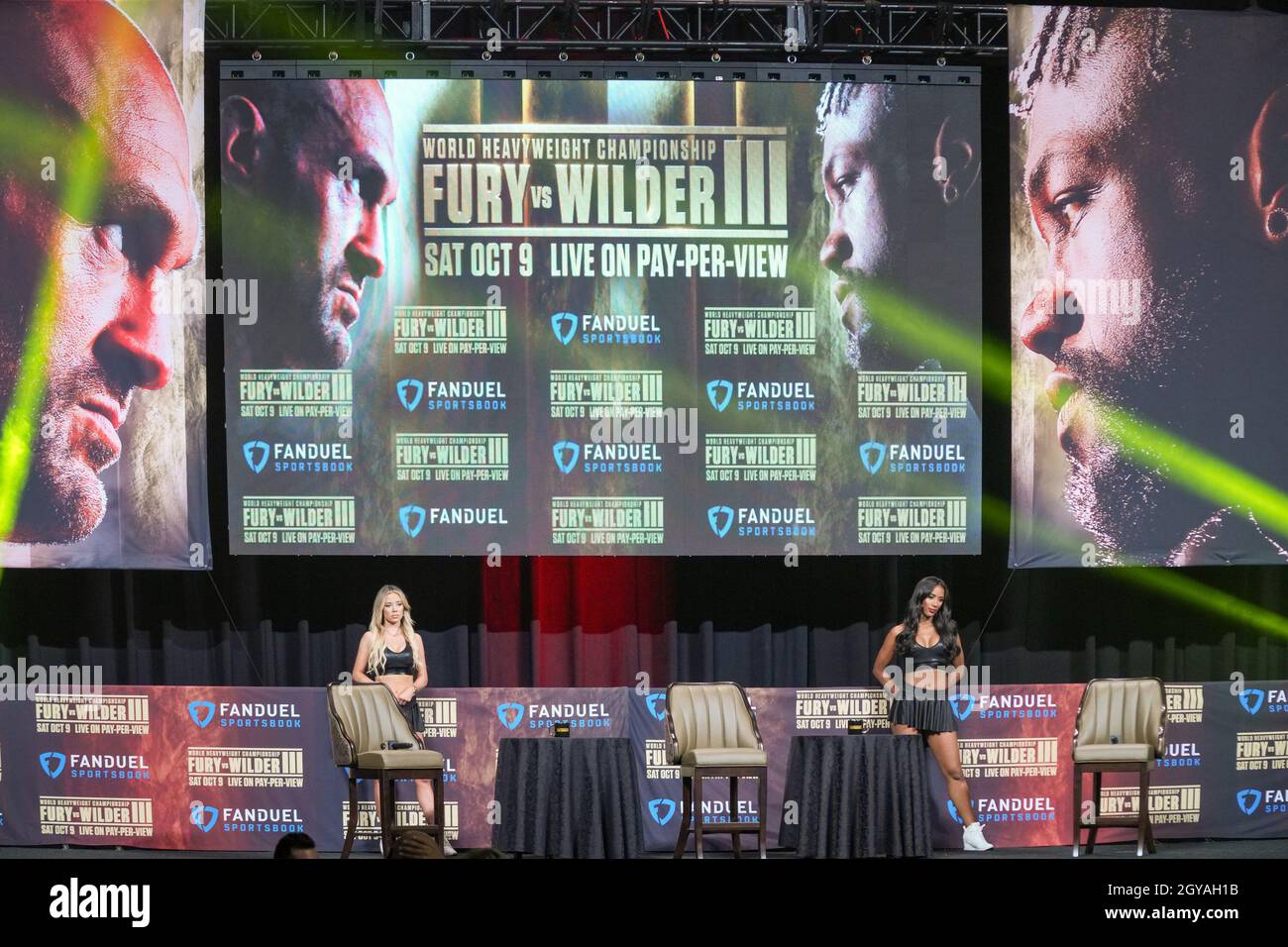 Las Vegas, Nv, Usa. Oktober 2021. LAS VEGAS, NV - 6. OKTOBER: Deontay Wilder tritt auf die Bühne für die offizielle Pressekonferenz zur ABSCHLUSSPRESSEKONFERENZ von Tyson Fury gegen Deontay Wilder III | in der MGM Grand Garden Arena am 6. Oktober 2021 in Las Vegas, NV, USA. (Foto von Louis Grasse/PxImages) Credit: Px Images/Alamy Live News Stockfoto