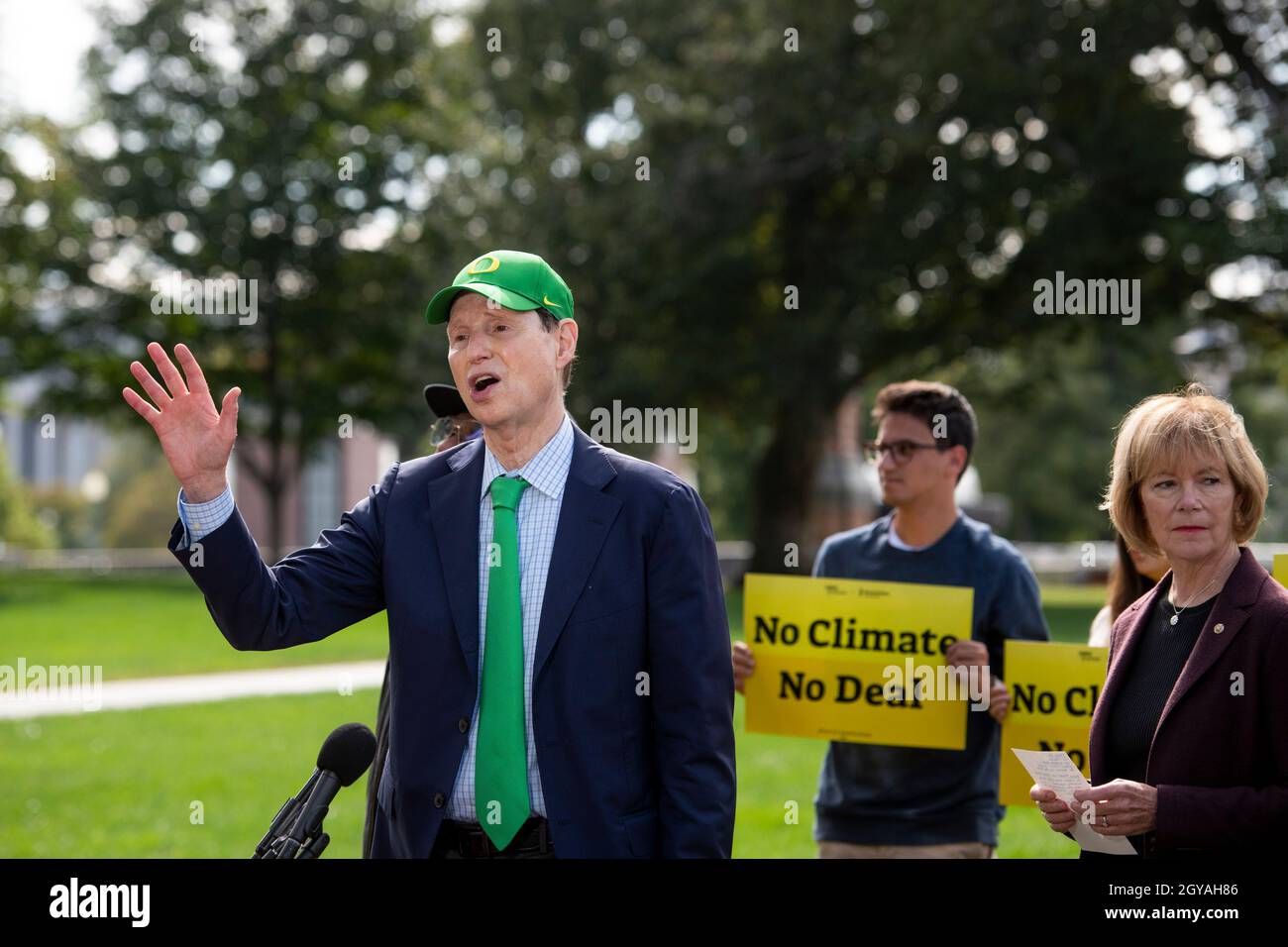 Der Senator der Vereinigten Staaten, Ron Wyden (Demokrat von Oregon), hält am Donnerstag, den 7. Oktober 2021, im US-Kapitol in Washington, DC, eine Rede zur Finanzierung des Klimaschutzgesetzes „No Climate, No Deal“. Einige demokratische Senatoren sagten zusammen mit Klimaaktivisten, dass sie die politischen Finanzierungsgesetze von Präsident Biden nicht unterstützen würden, ohne nennenswerte Mittel für Maßnahmen zur Bekämpfung des Klimawandels zu erhalten.Quelle: Rod Lampey/CNP /MediaPunch Stockfoto