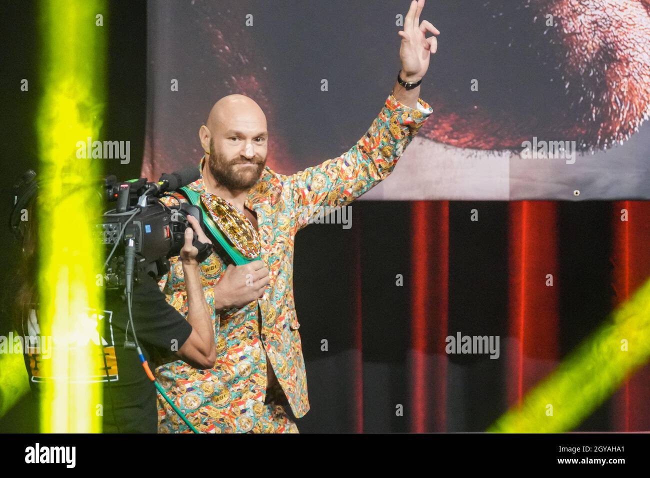 Las Vegas, Nv, Usa. Oktober 2021. LAS VEGAS, NV - 6. OKTOBER: Tyson Fury tritt auf die Bühne für die offizielle Pressekonferenz zur ABSCHLUSSPRESSEKONFERENZ Tyson Fury gegen Deontay Wilder III | am 6. Oktober 2021 in Las Vegas, NV, USA. (Foto von Louis Grasse/PxImages) Credit: Px Images/Alamy Live News Stockfoto