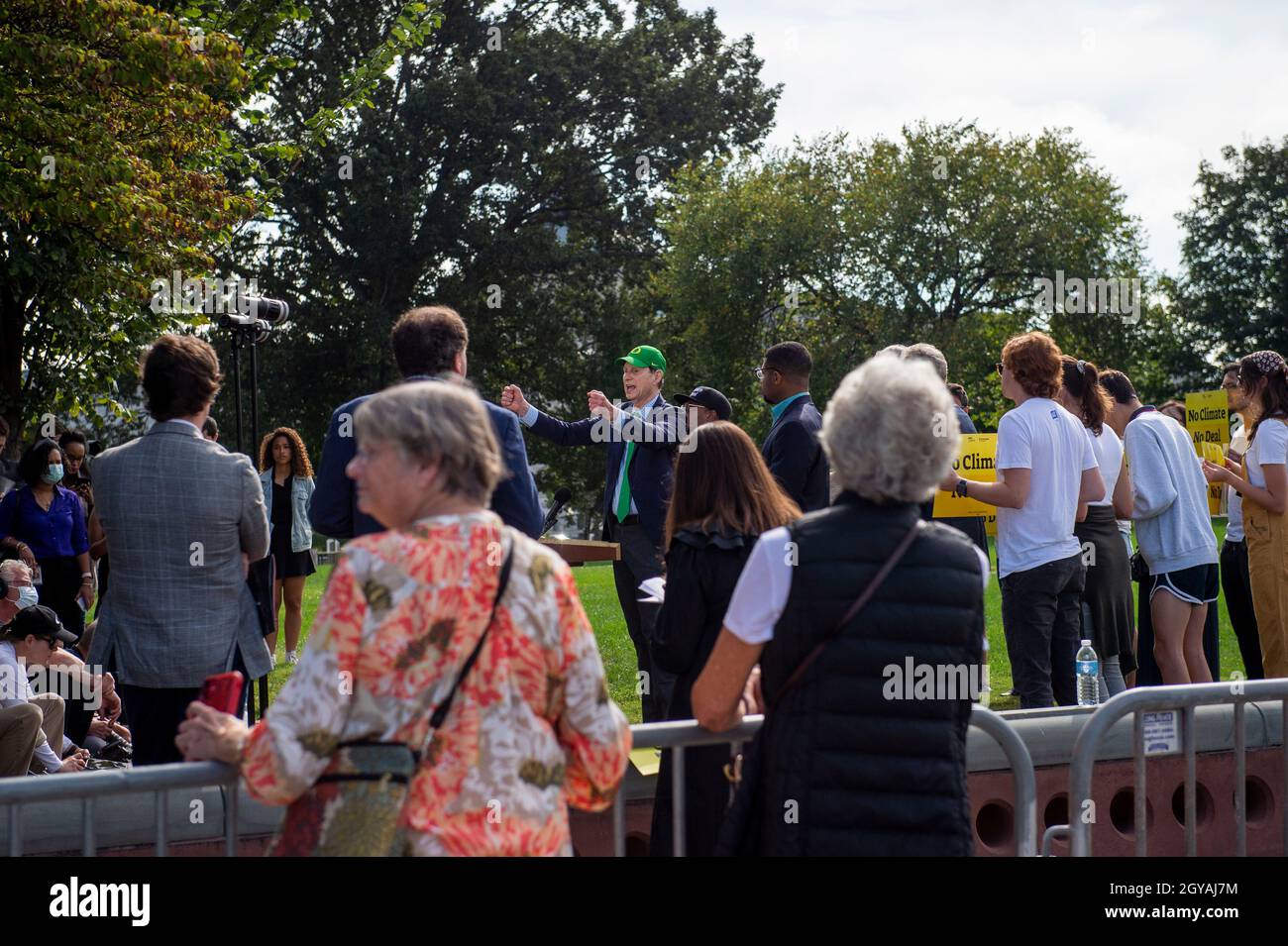 Der Senator der Vereinigten Staaten, Ron Wyden (Demokrat von Oregon), hält am Donnerstag, den 7. Oktober 2021, im US-Kapitol in Washington, DC, eine Rede zur Finanzierung des Klimaschutzgesetzes „No Climate, No Deal“. Einige demokratische Senatoren sagten zusammen mit Klimaaktivisten, dass sie die politischen Finanzierungsgesetze von Präsident Biden nicht unterstützen würden, ohne nennenswerte Mittel für Maßnahmen zur Bekämpfung des Klimawandels zu erhalten.Quelle: Rod Lampey/CNP /MediaPunch Stockfoto