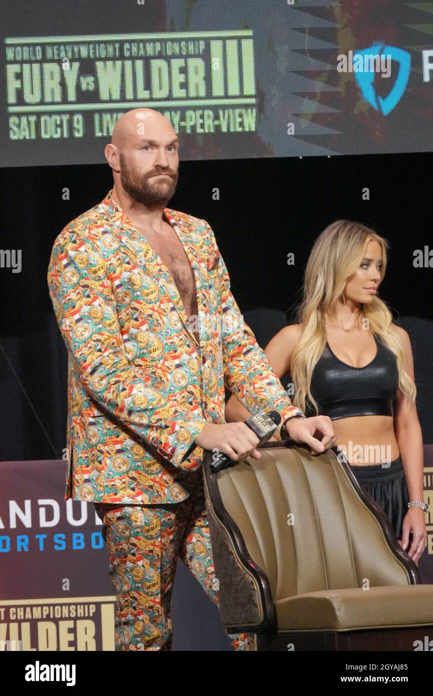 Las Vegas, Nv, Usa. Oktober 2021. LAS VEGAS, NV - 6. OKTOBER: Tyson Fury spricht direkt mit Kate Abdo für seine Interviewfragen und setzt seine Rede fort, während der offiziellen Pressekonferenz für die ABSCHLUSSPRESSEKONFERENZ Tyson Fury gegen Deontay Wilder III | in der MGM Grand Garden Arena am 6. Oktober, 2021 in Las Vegas, NV, USA. (Foto von Louis Grasse/PxImages) Credit: Px Images/Alamy Live News Stockfoto