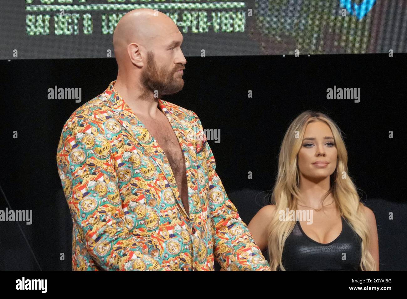 Las Vegas, Nv, Usa. Oktober 2021. LAS VEGAS, NV - 6. OKTOBER: Tyson Fury spricht direkt mit Kate Abdo für seine Interviewfragen und setzt seine Rede fort, während der offiziellen Pressekonferenz für die ABSCHLUSSPRESSEKONFERENZ Tyson Fury gegen Deontay Wilder III | in der MGM Grand Garden Arena am 6. Oktober, 2021 in Las Vegas, NV, USA. (Foto von Louis Grasse/PxImages) Credit: Px Images/Alamy Live News Stockfoto