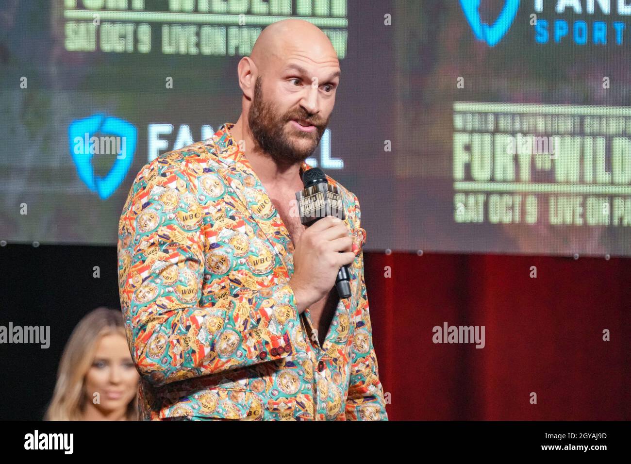 Las Vegas, Nv, Usa. Oktober 2021. LAS VEGAS, NV - 6. OKTOBER: Tyson Fury spricht direkt mit Kate Abdo für seine Interviewfragen und setzt seine Rede fort, während der offiziellen Pressekonferenz für die ABSCHLUSSPRESSEKONFERENZ Tyson Fury gegen Deontay Wilder III | in der MGM Grand Garden Arena am 6. Oktober, 2021 in Las Vegas, NV, USA. (Foto von Louis Grasse/PxImages) Credit: Px Images/Alamy Live News Stockfoto