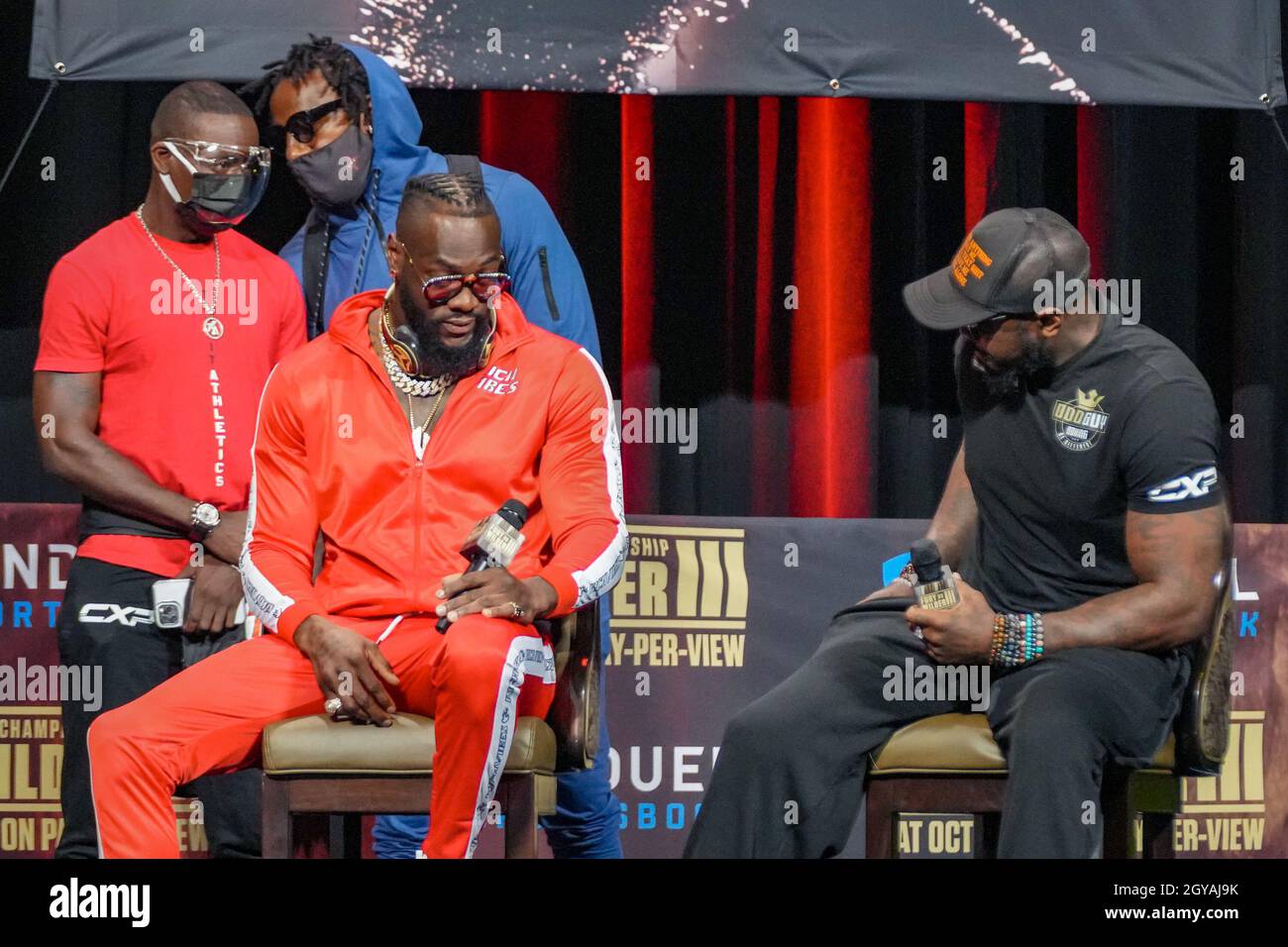 Las Vegas, Nv, Usa. Oktober 2021. LAS VEGAS, NV – 6. OKTOBER: Deontay Wilder und sein neuer Cheftrainer Malik Scott beantworten Fragen während der offiziellen Pressekonferenz für die ABSCHLUSSPRESSEKONFERENZ Tyson Fury gegen Deontay Wilder III | am 6. Oktober 2021 in Las Vegas, NV, USA. (Foto von Louis Grasse/PxImages) Credit: Px Images/Alamy Live News Stockfoto