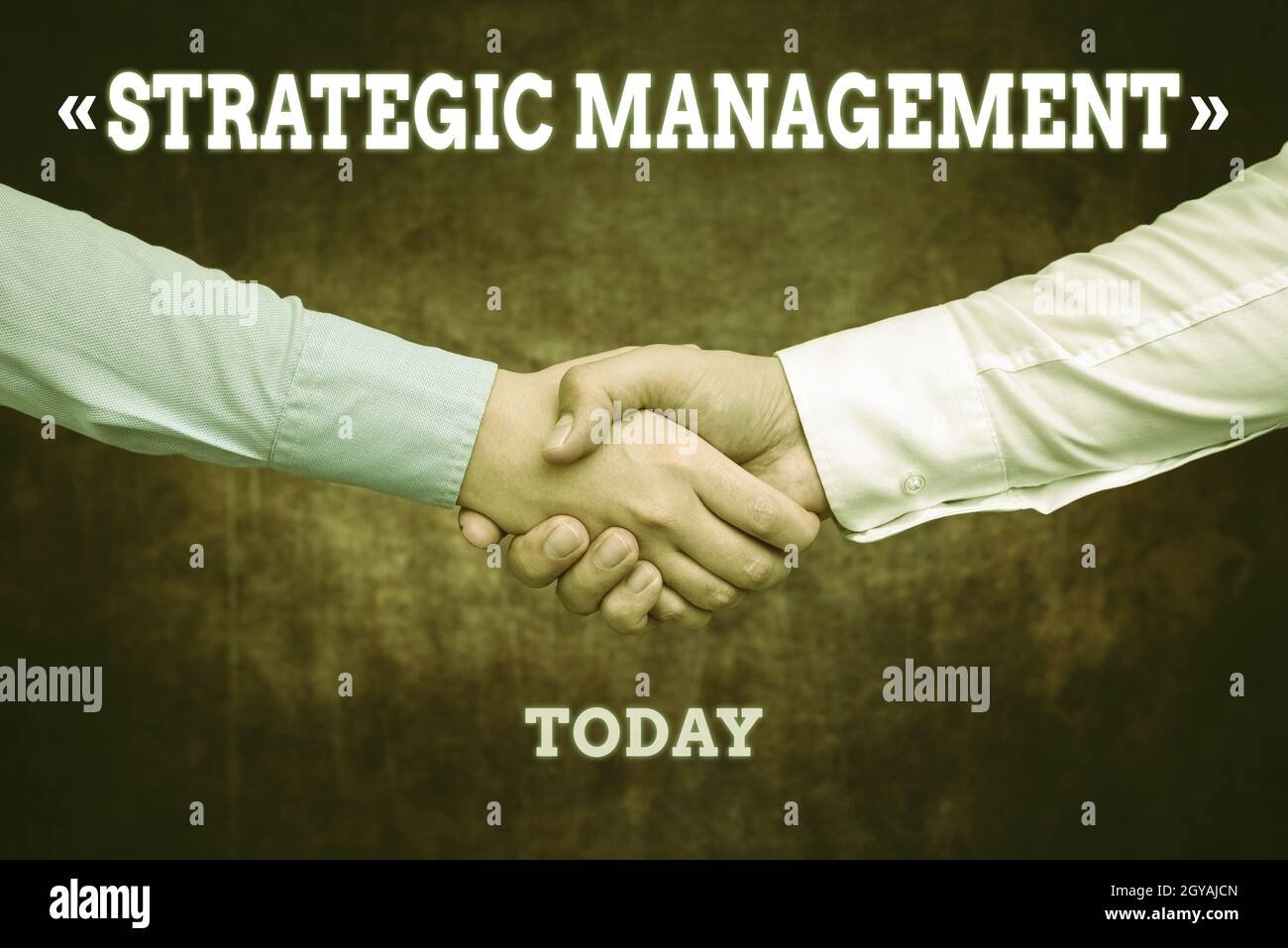 Konzeptionelle Darstellung Strategisches Management, Wort für die Formulierung und Umsetzung der wichtigsten Ziele zwei professionell gut gekleidete Corporate Businessme Stockfoto