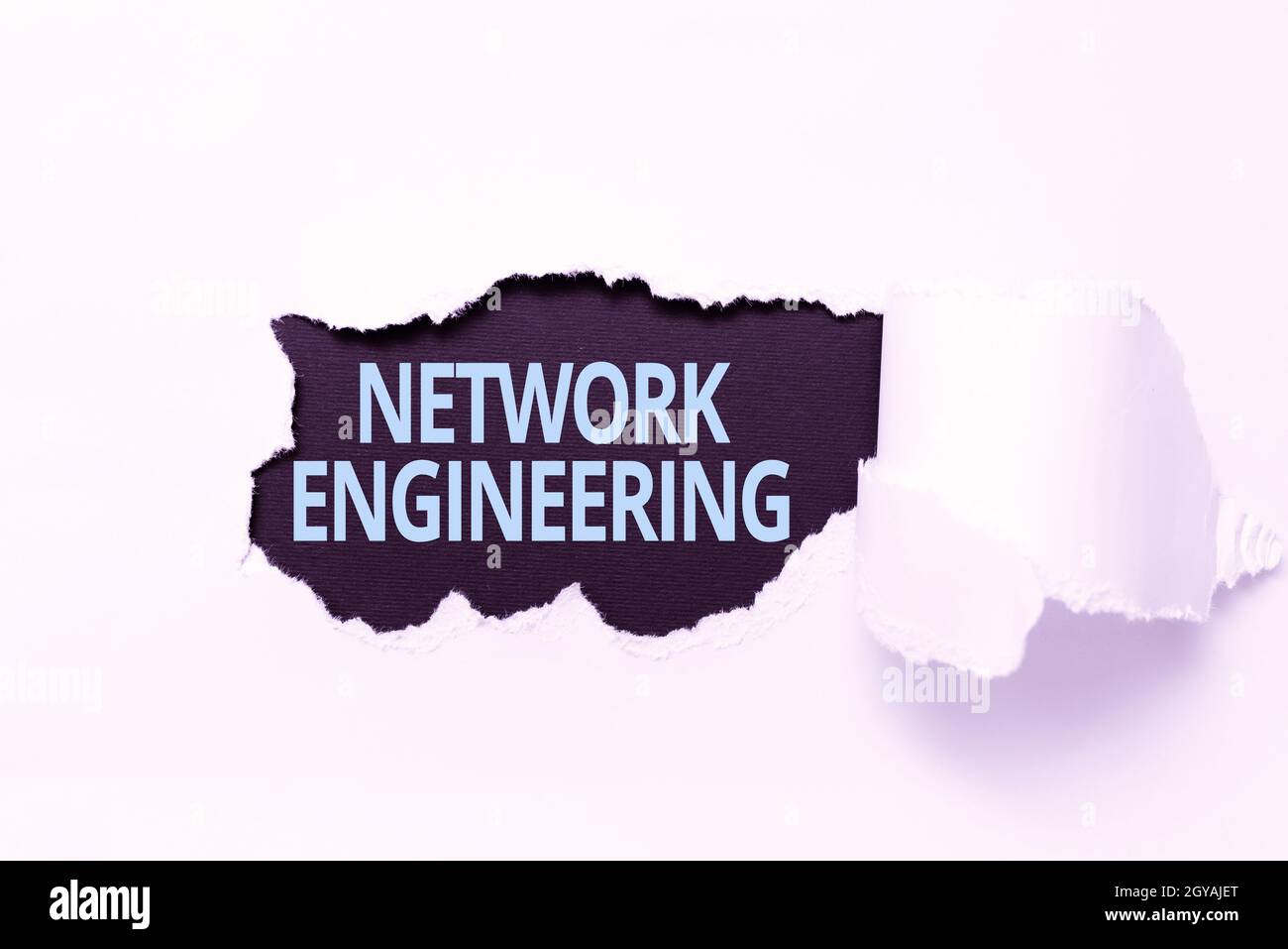 Schreiben Anzeige Text Network Engineering, Wort geschrieben auf Feld mit Internet-Service-Anforderung auf Blatt reißen betroffen zeigt Hintergrund Stockfoto