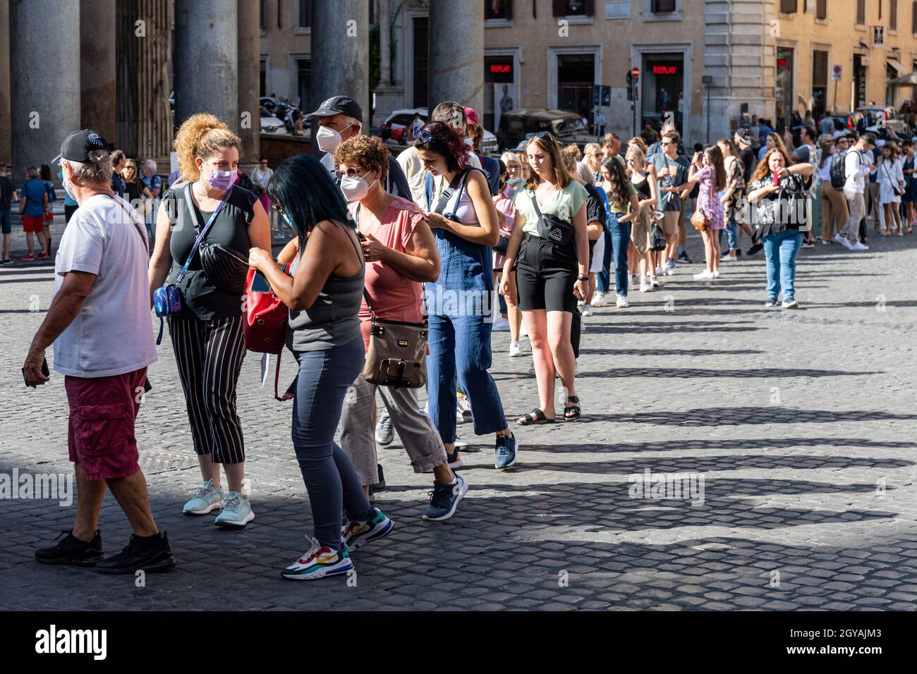 Touristen, die zum Pantheon auf der Piazza della Rotonda in Rom, Italien, Schlange stehen Stockfoto
