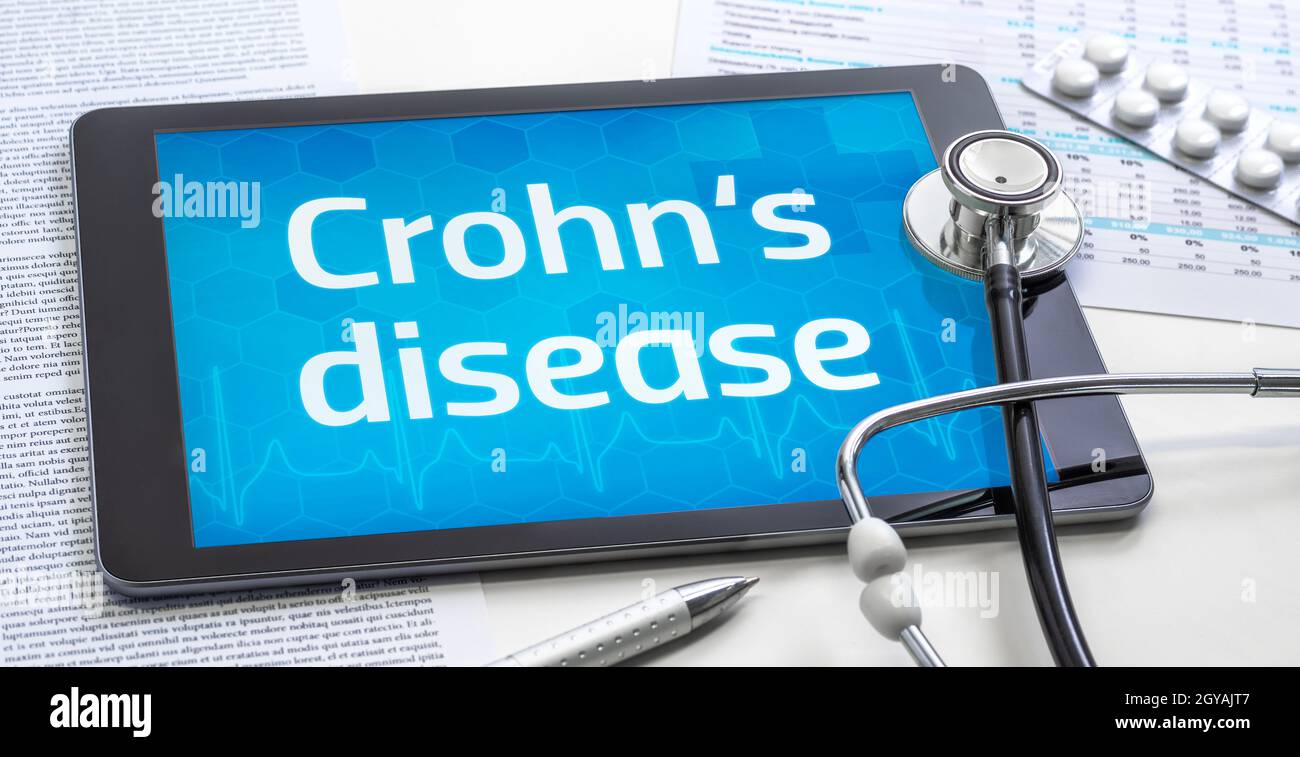 Das Wort Morbus Crohn auf dem Display einer Tablette Stockfoto