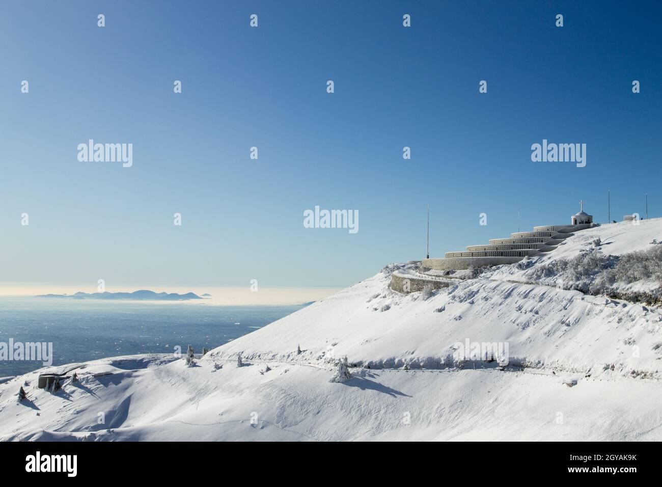 Berglandschaft im Winter. Mount Grappa mit Schnee. Italienische Alpen Stockfoto