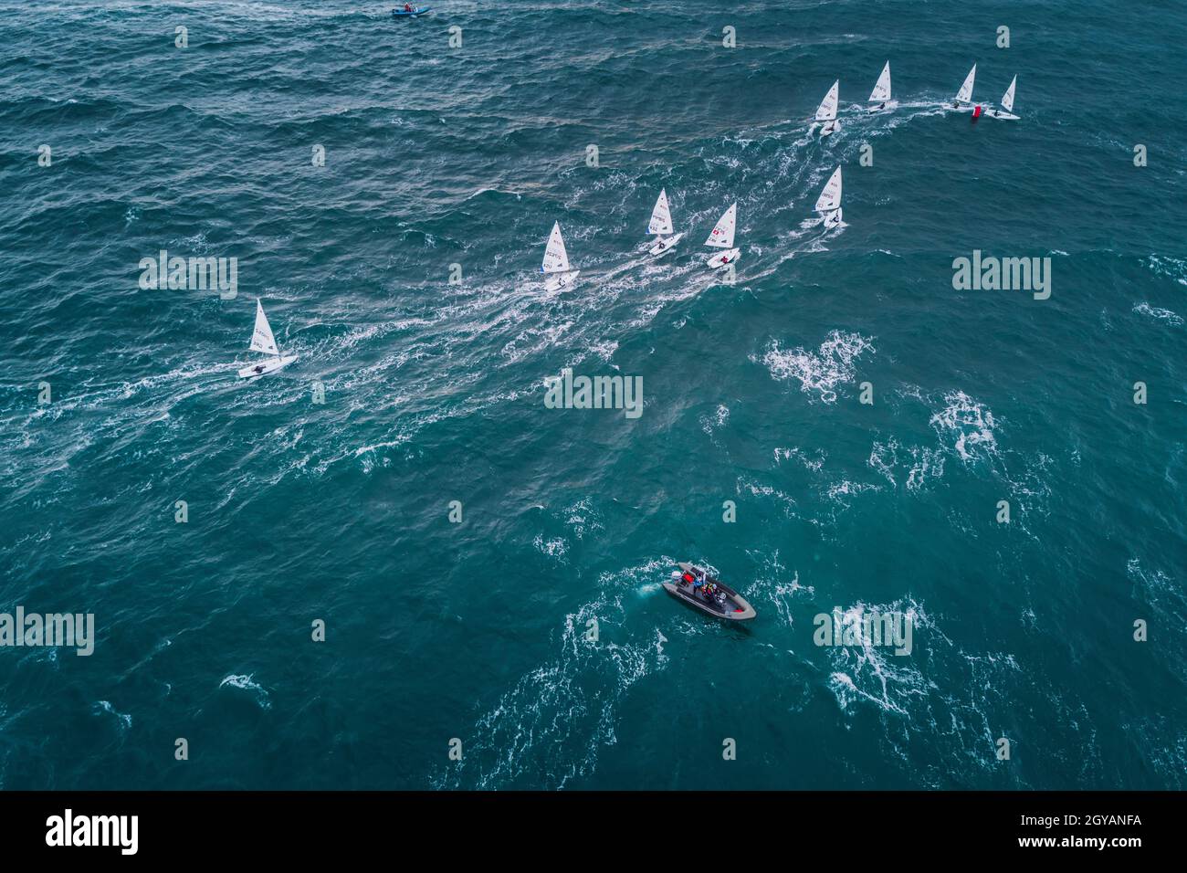 VARNA, BULGARIEN, 05. Oktober 2021: Segelregatta auf offener See. Segelboot tritt für die Regatta Varna Senior Sailing European Championships an Stockfoto