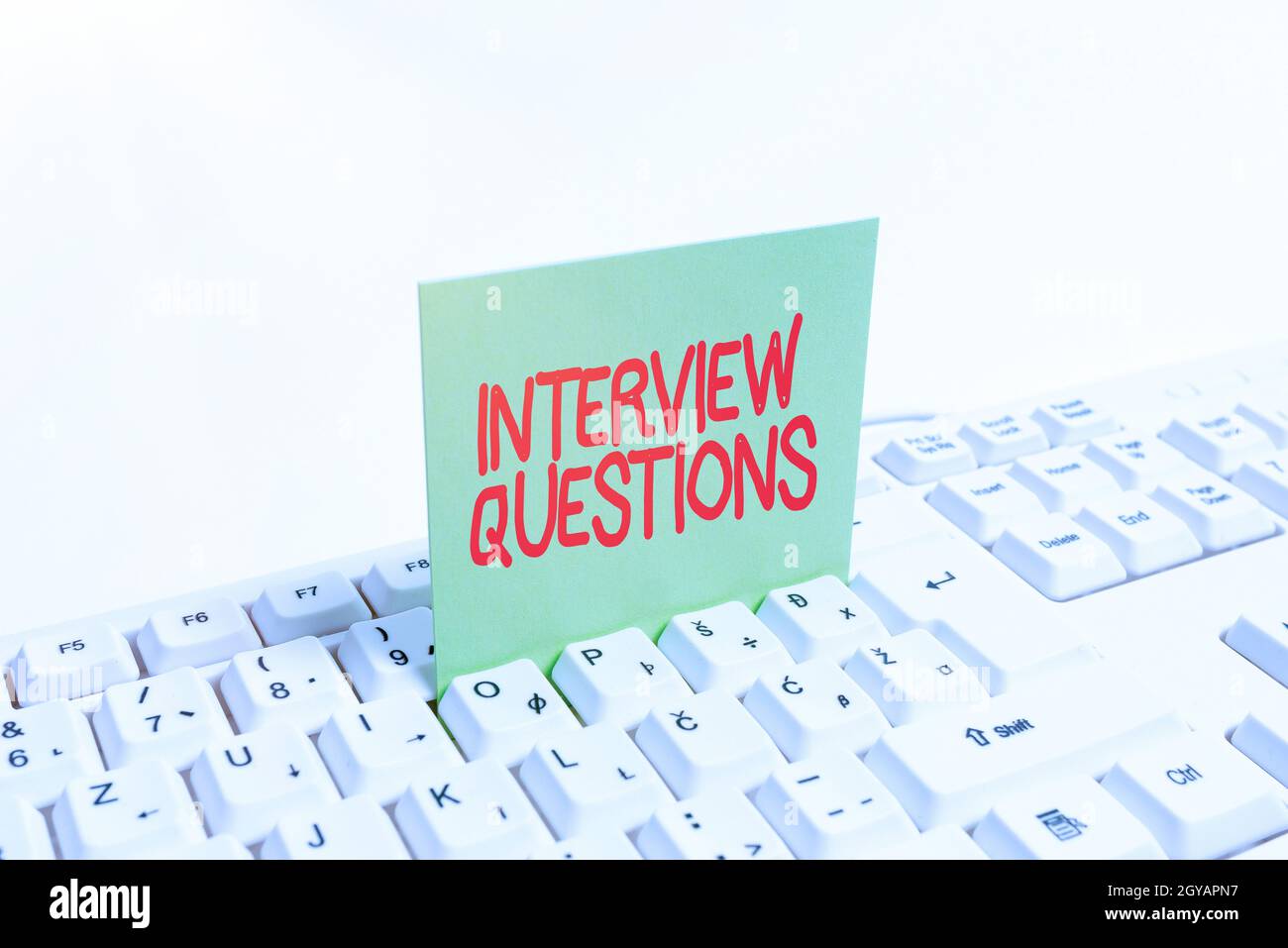 Schild mit Interview-Fragen, Business-Schaufenster typisches Thema ist fragen oder erkundigen Sie sich während eines Interviews Computer Laptop für Kommunikation Typisierung Stockfoto