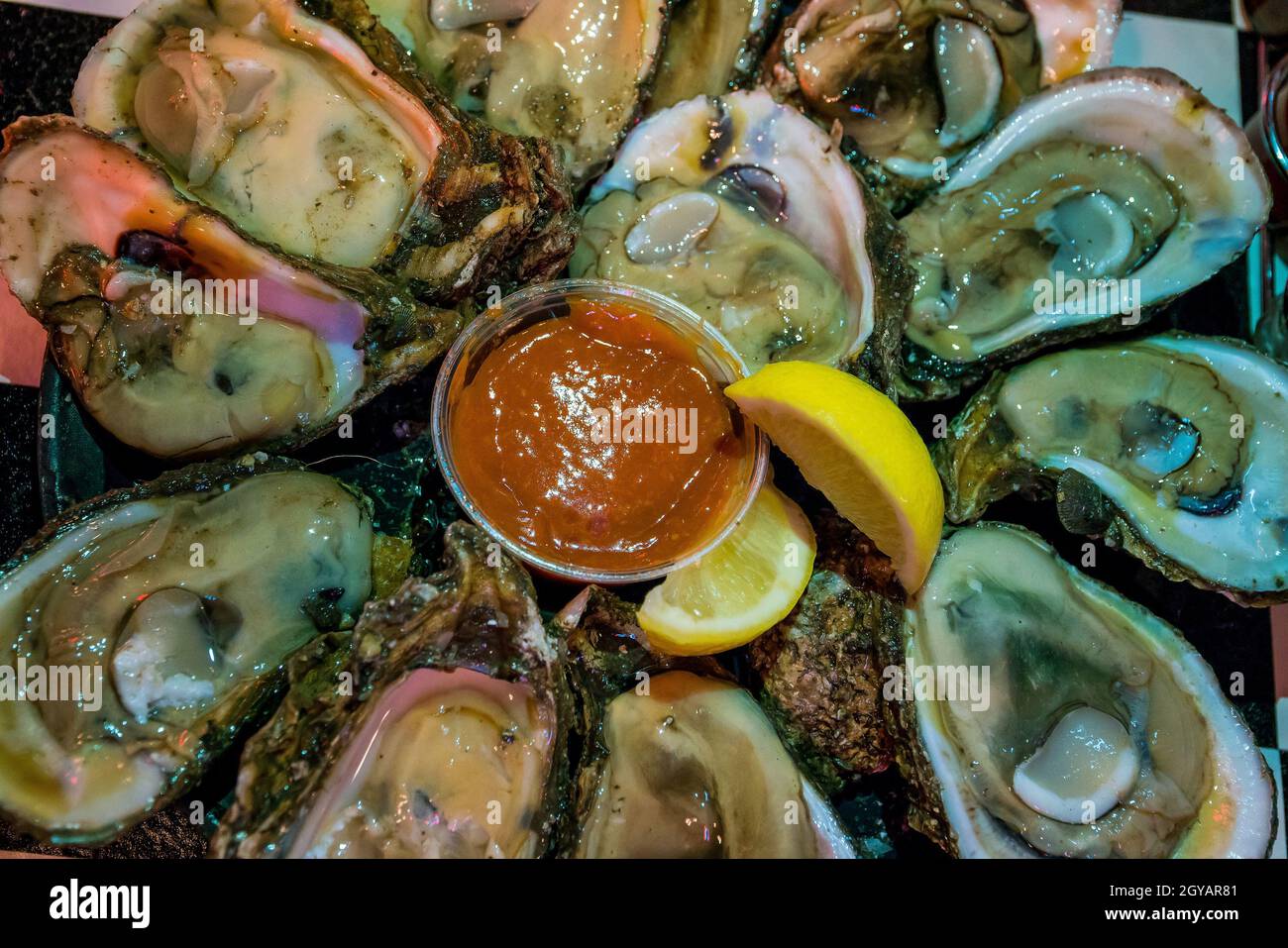 New Orleans Austern mit heißer Chilisauce und Zitrone Stockfoto