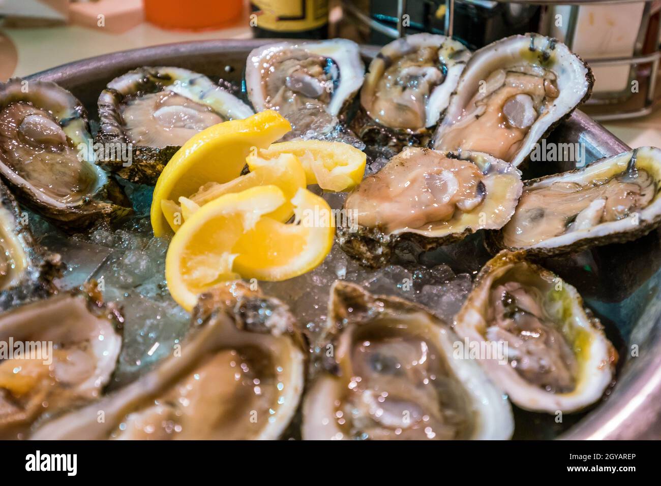 New Orleans Austern mit heißer Chilisauce und Zitrone Stockfoto