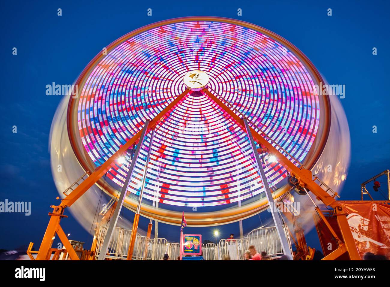 Riesenrad in rot, weiß und blau Stockfoto
