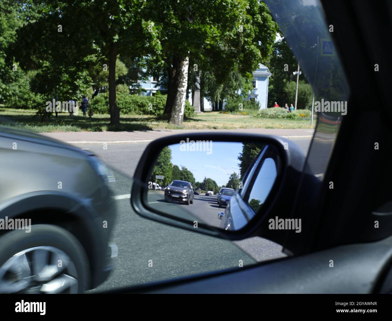 Straße im Auto Rückspiegel Blick auf die erste Person Stockfoto