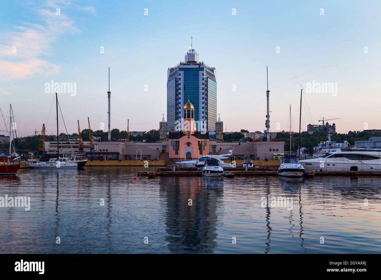 Hafen von Odessa, Ukraine bei Black Sea Abendzeit. Luxusyachten und -Schiffe dockten im Hafen an Stockfoto