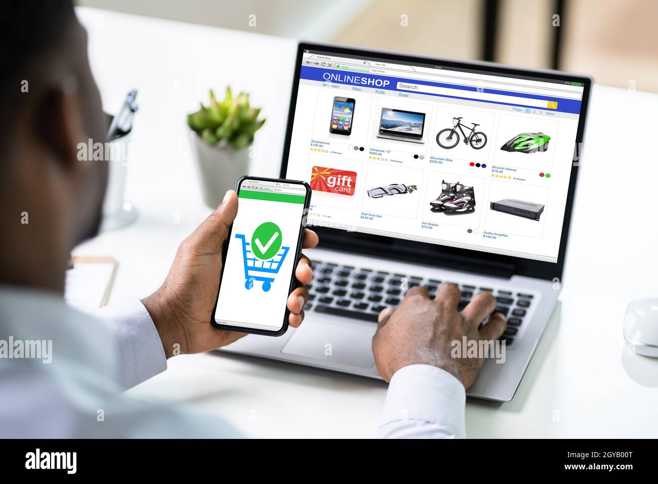 Online-E-Commerce-Website. Internet-Shopping Am Telefon Stockfoto