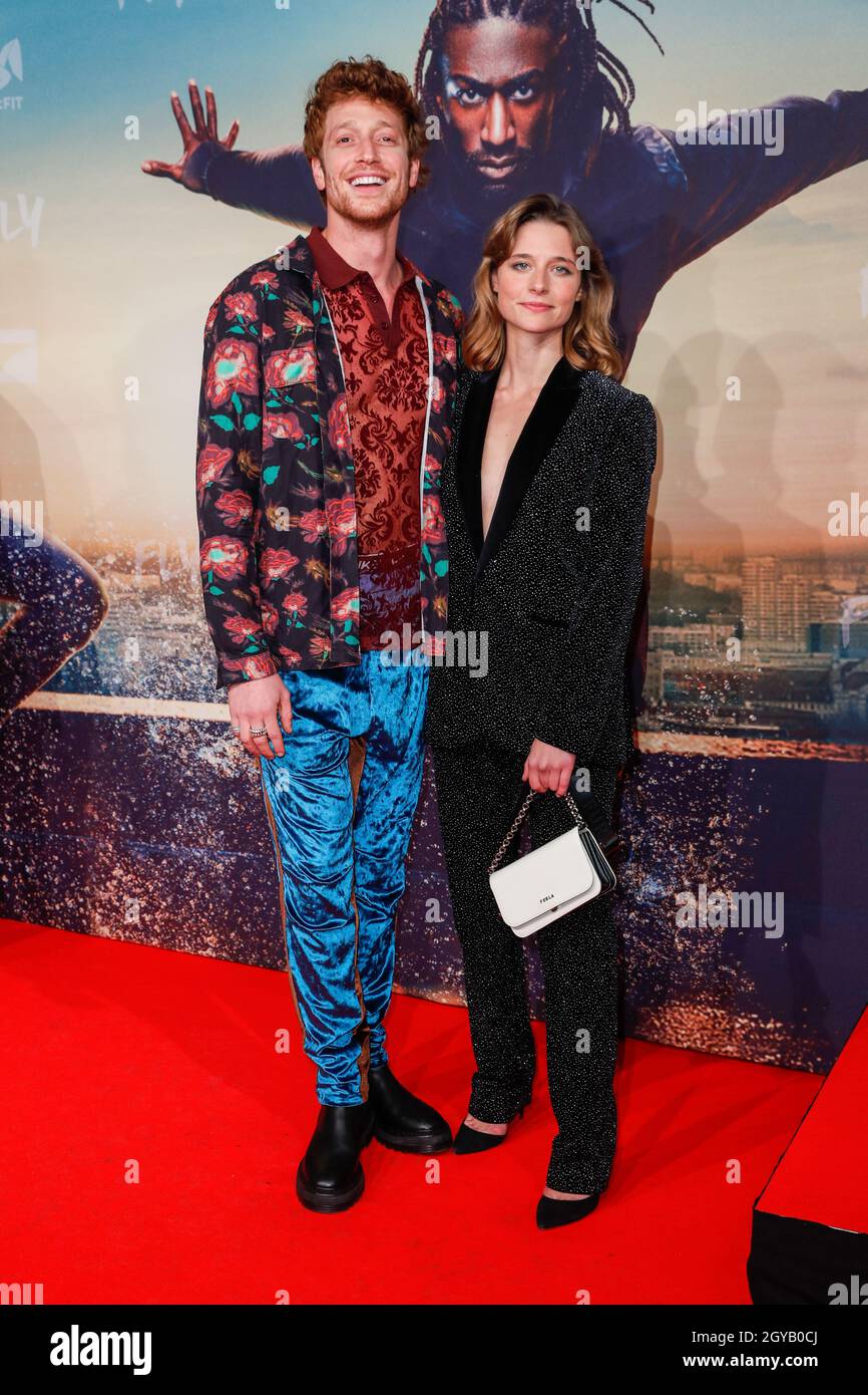 Berlin, Deutschland. Oktober 2021. Die Schauspieler Daniel Donskoy und Svenja Jung besuchen die deutsche Premiere des Films 'Fly' im Kino Zoo Palast. Quelle: Gerald Matzka/dpa/ZB/dpa/Alamy Live News Stockfoto