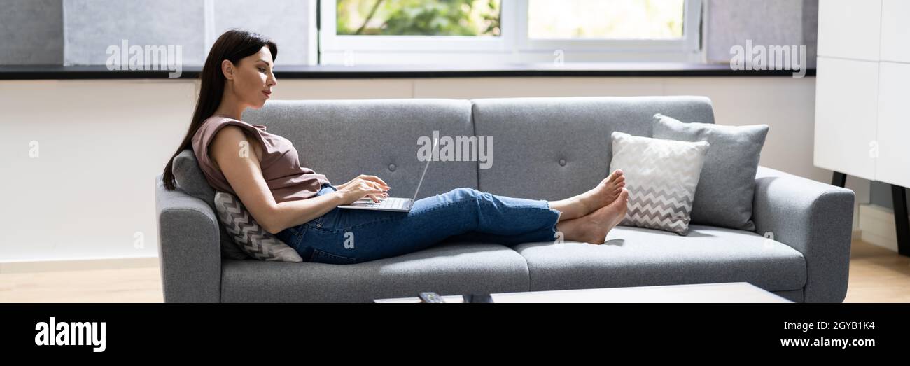 Frauen Surfen Im Internet Und Einkaufen Auf Dem Laptop Stockfoto