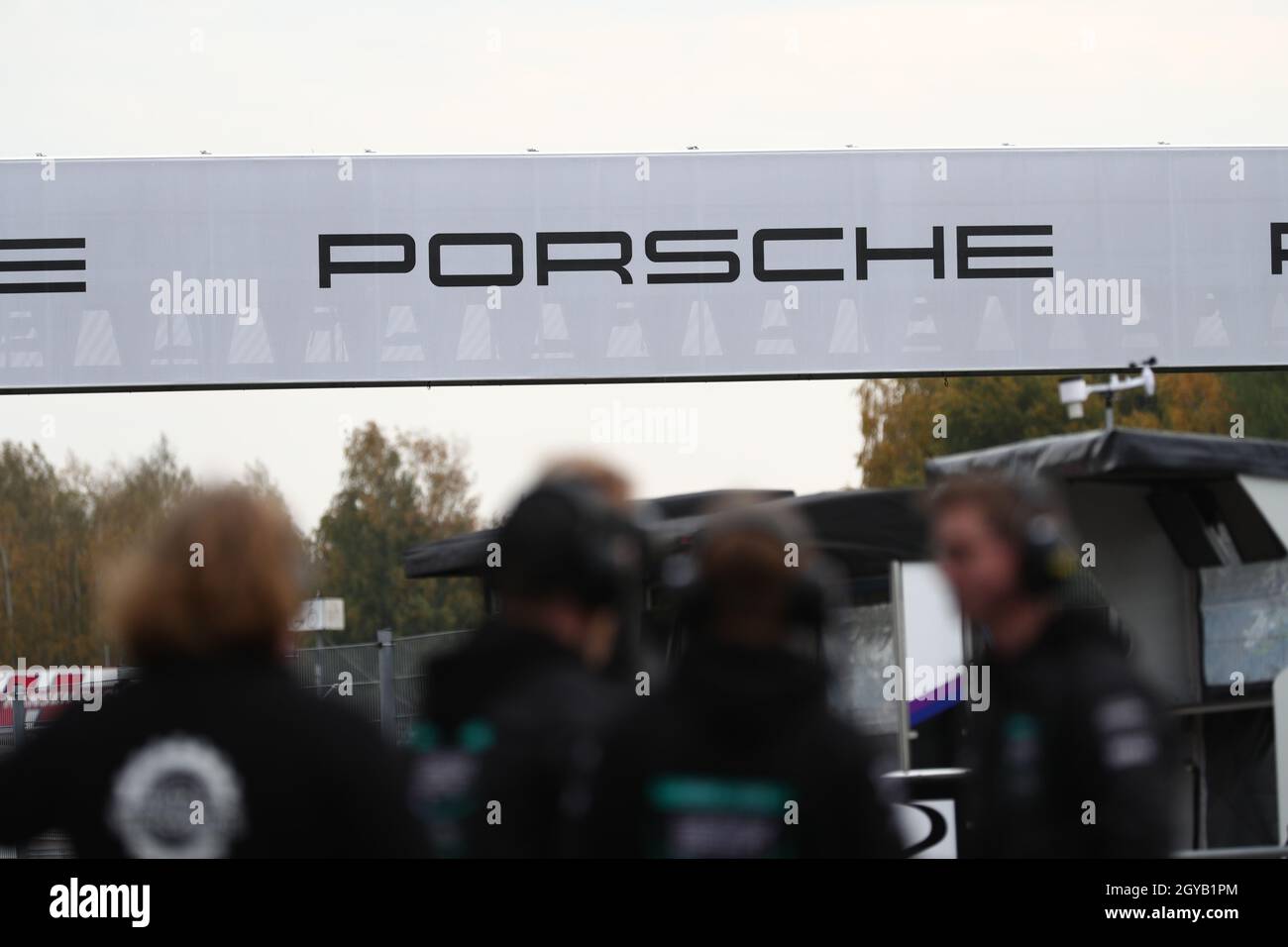 Porsche-Schild während des Grand Finales im Mantorp Park am Samstag. Die Veranstaltung am Samstag war die erste seit langer Zeit, an der das Publikum ohne Einschränkungen teilnehmen konnte. Vom 1. Bis 3. Oktober startete die Elite des schwedischen Rennsports mit Klassen wie STCC, Porsche Carrera Cup Scandinavia, GT4 Scandinavia, V8 Thunder Cars, Ginetta und Porsche Sprint Cup. Stockfoto