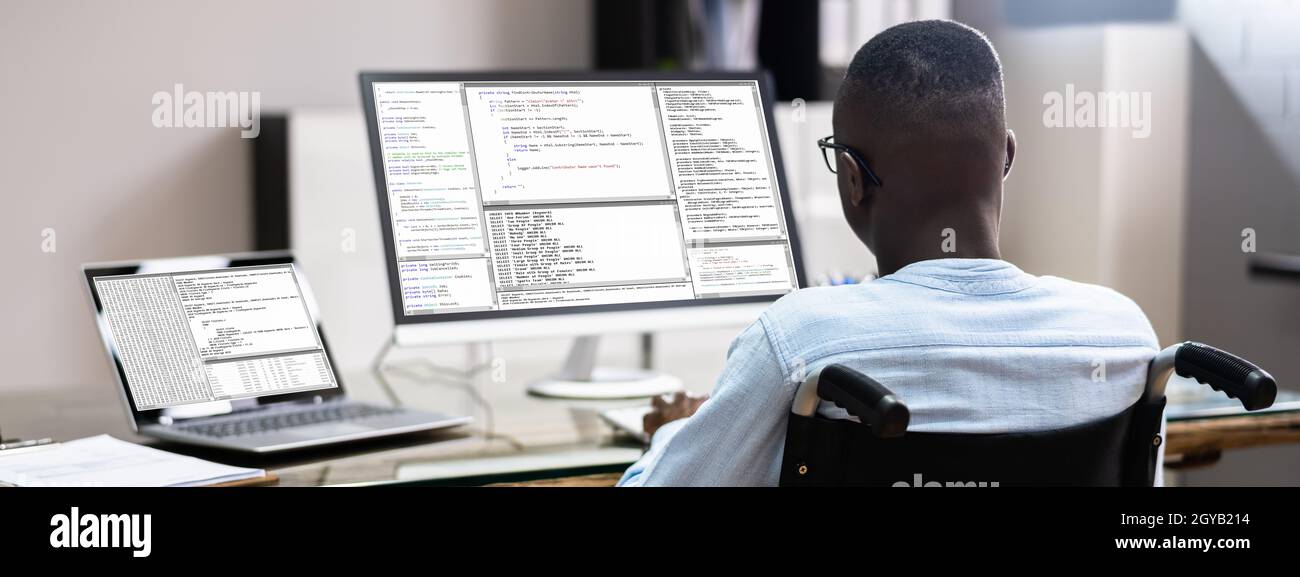 African American Im Rollstuhl Mit Computer. Codierer Für Behinderte Entwickler Stockfoto