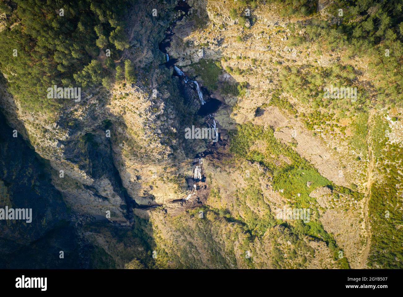 Fisgas de ermelo Wasserfall Drohne Luftaufnahme in Mondim de Basto Stockfoto