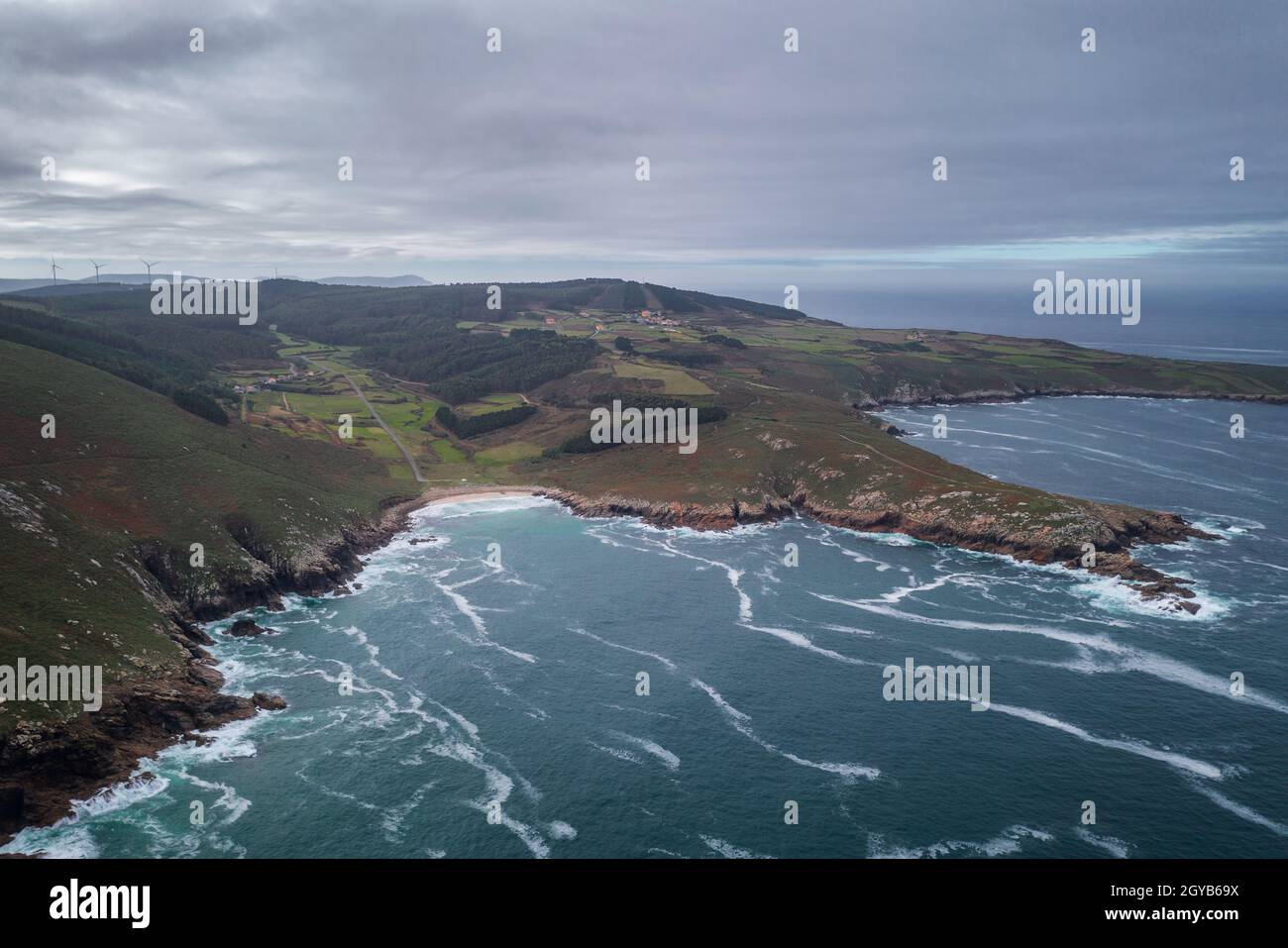 Drone-Luftpanorama von Moreira Strand und grüne Landschaft in Galicien, Spanien Stockfoto