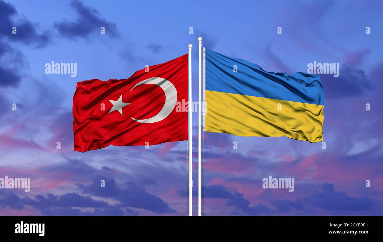 Türkei und Ukraine Flagge winken im Wind gegen weiß wolkig blauen Himmel zusammen. Diplomatie Konzept, internationale Beziehungen Stockfoto