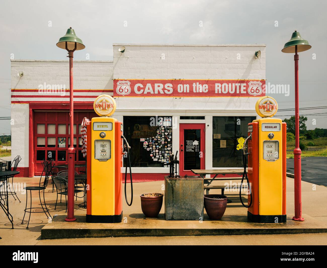 Autos auf der Route Vintage Tankstelle auf der Route 66 in Galena, Kansas  Stockfotografie - Alamy