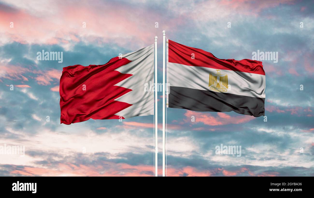 Bahrain und Ägypten zwei Flaggen auf Fahnenmasten und blauer Himmel Stockfoto