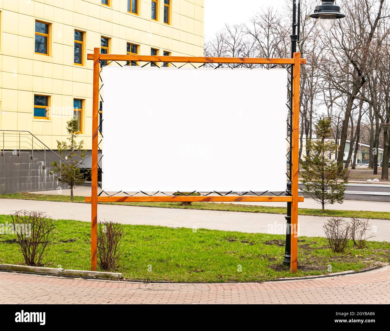 Straßenwerbung mit freiem Platz zum Schreiben von Text. Hintergrundbild. Ein Ort. Für Text. Werbung. Stockfoto