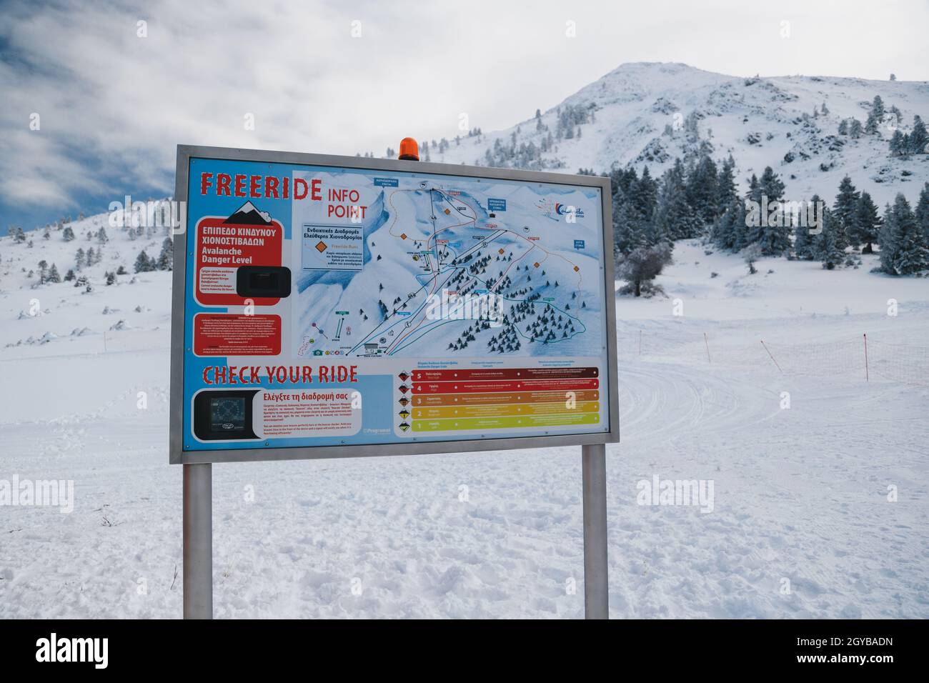 Kalavryta Ski Resort, Griechenland - Dezember, 31 2019: Karte des Kalavrita Ski-Zentrums an der verschneiten Piste. Plan des Skigebiets in Griechenland Stockfoto