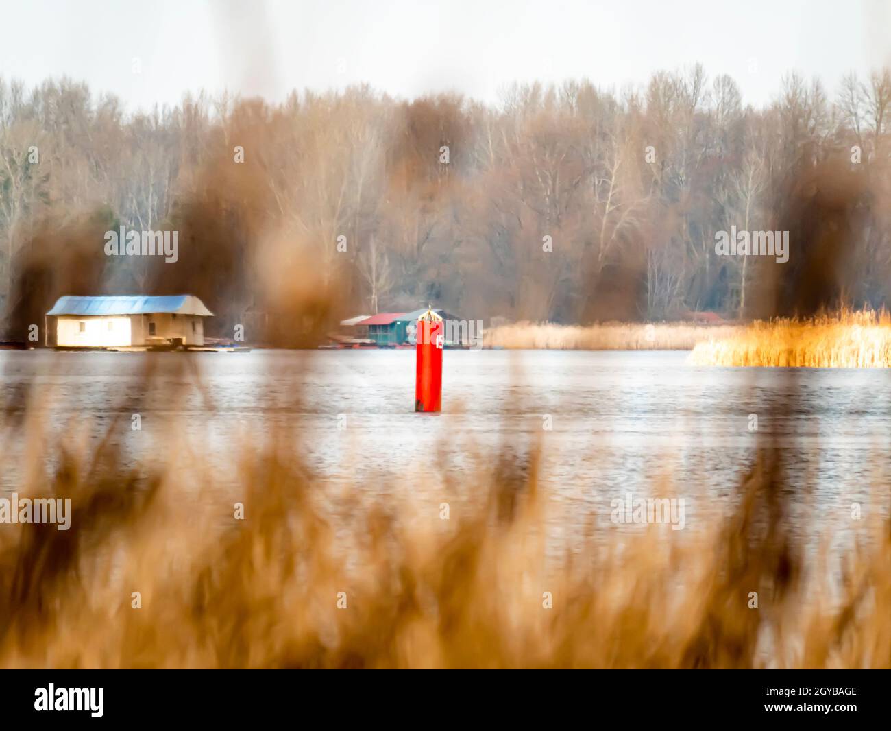 Rote Boje, die einen Kanal für die Navigation auf dem Fluss bezeichnet. Für Text platzieren. Verkehr. Liefert Hintergrundbild. Dnepr River. Stockfoto